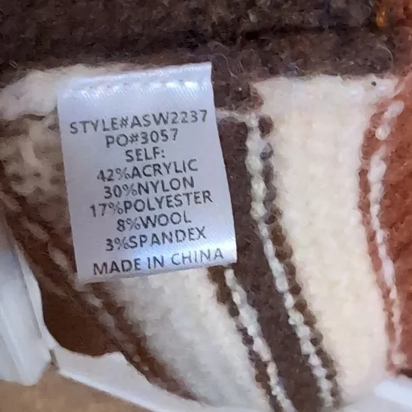 Cozy Patterned Women's Sweater in Brown, Pink, and Cream - Picture 5 of 8